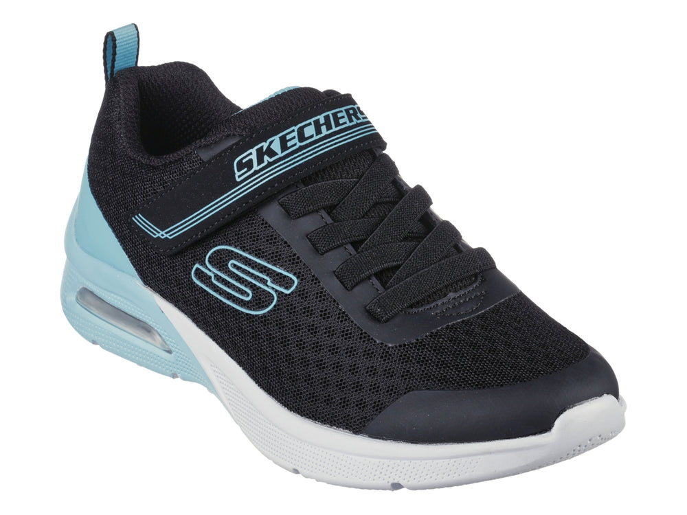 Tenis deportivos Skechers para niña en color negro con detalles en azul claro y suela blanca.