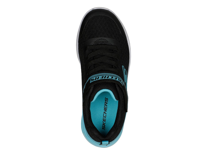 Tenis deportivos Skechers para niña en color negro con detalles en azul claro y suela blanca.