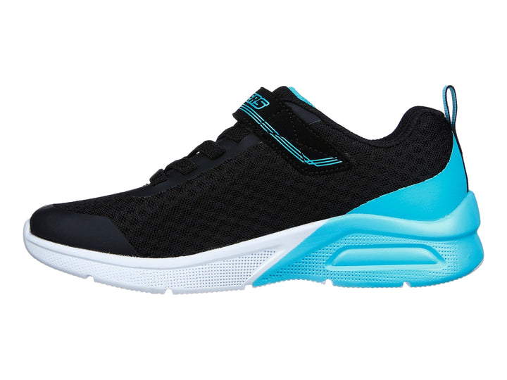 Tenis deportivos Skechers para niña en color negro con detalles en azul claro y suela blanca.