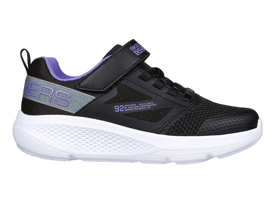 Tenis deportivos Skechers color negro con suela blanca, detalles en morado y cierre de velcro.