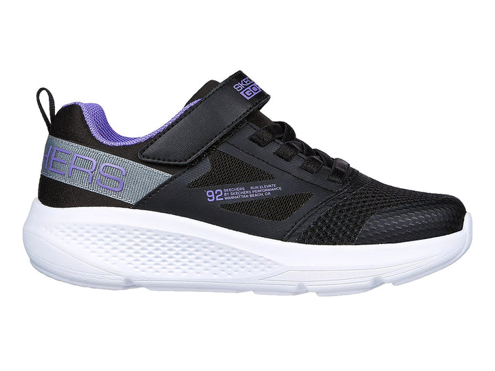 Tenis deportivos Skechers color negro con suela blanca, detalles en morado y cierre de velcro.