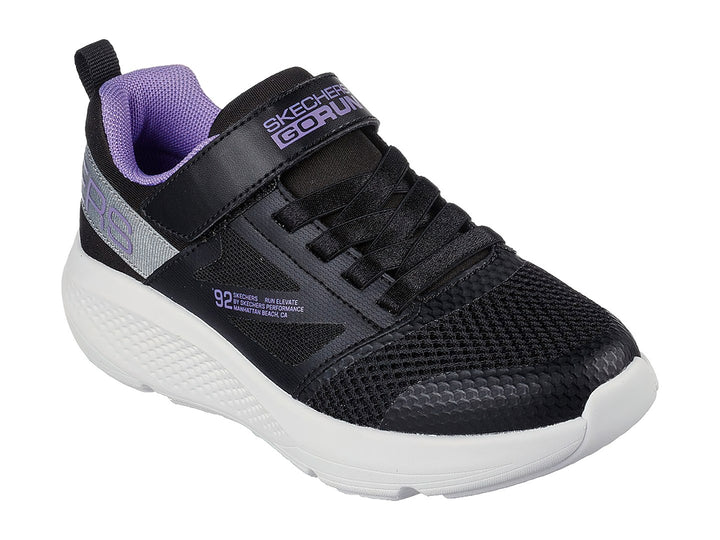 Tenis deportivos Skechers color negro con suela blanca, detalles en morado y cierre de velcro.