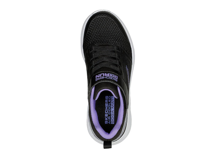 Tenis deportivos Skechers color negro con suela blanca, detalles en morado y cierre de velcro.