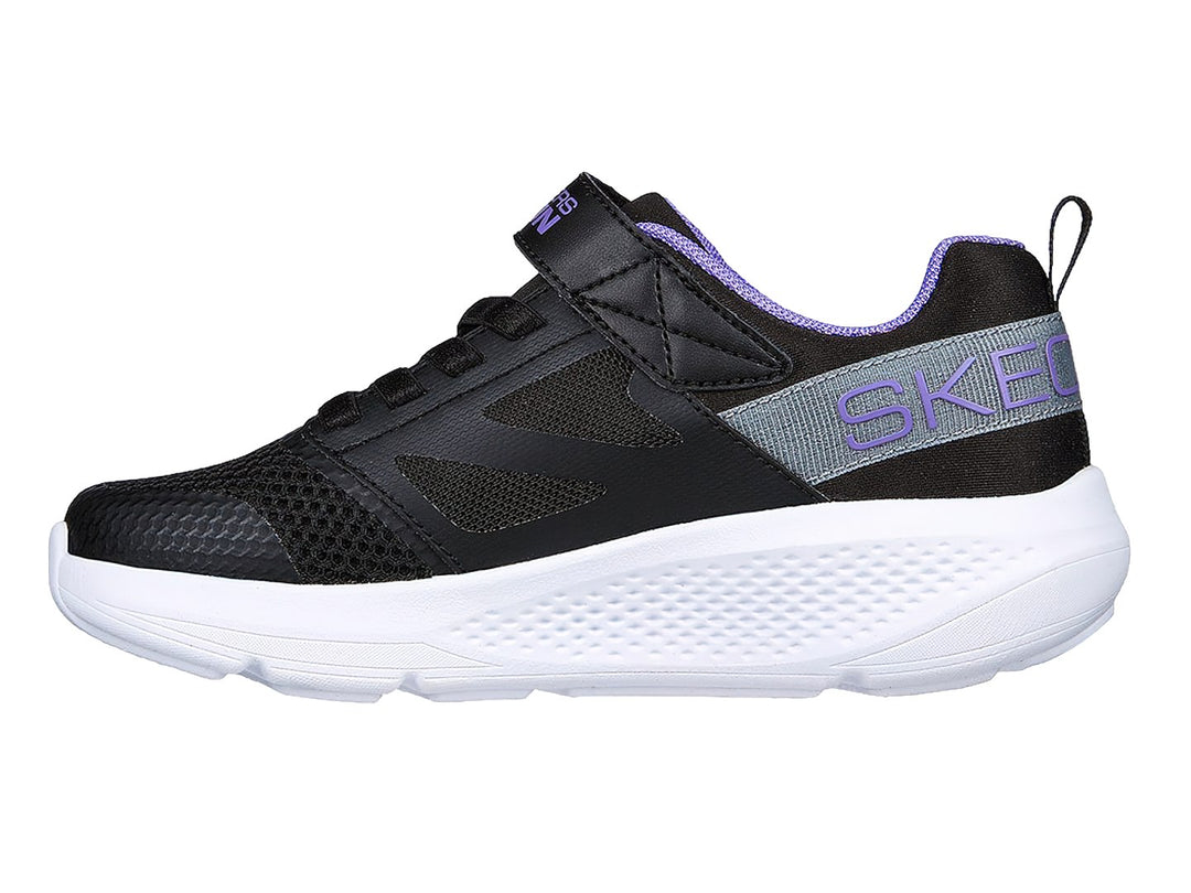 Tenis deportivos Skechers color negro con suela blanca, detalles en morado y cierre de velcro.