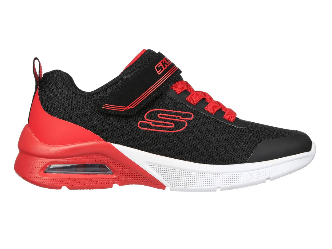 Tenis deportivos Skechers para niño en colores negro y rojo con suela blanca y cierre de velcro.
