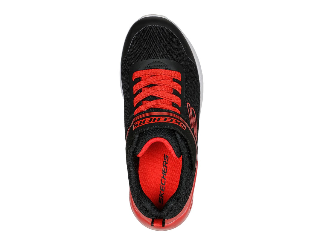 Tenis deportivos Skechers para niño en colores negro y rojo con suela blanca y cierre de velcro.