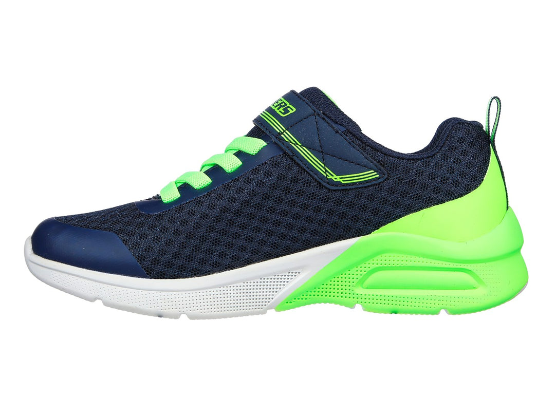 Tenis deportivos Skechers para niño en color azul marino y verde lima con cierre de velcro y agujetas.