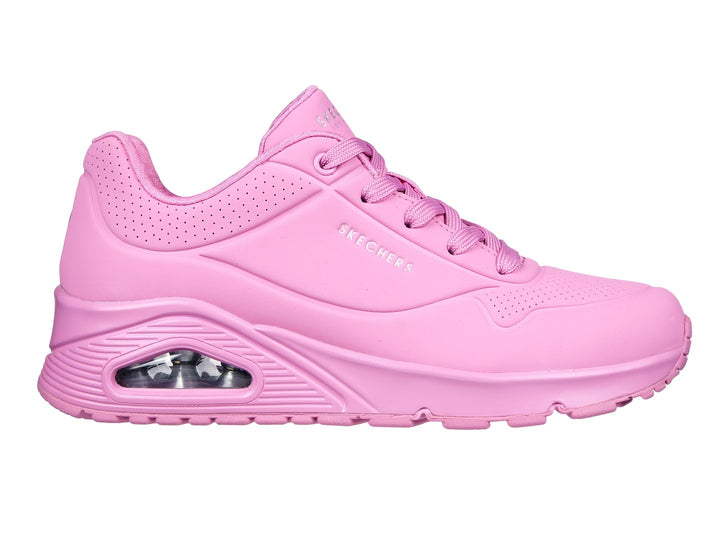 Tenis deportivos Skechers color rosa con cámara de aire en el talón y agujetas.