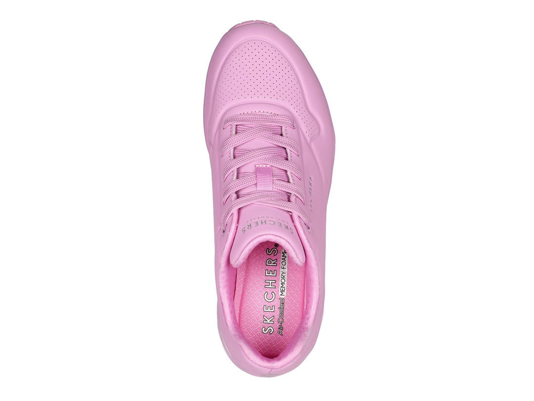 Tenis deportivos Skechers color rosa con cámara de aire en el talón y agujetas.