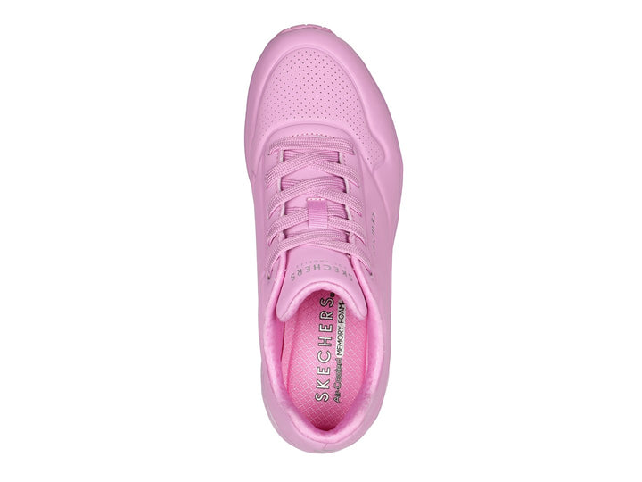 Tenis deportivos Skechers color rosa con cámara de aire en el talón y agujetas.