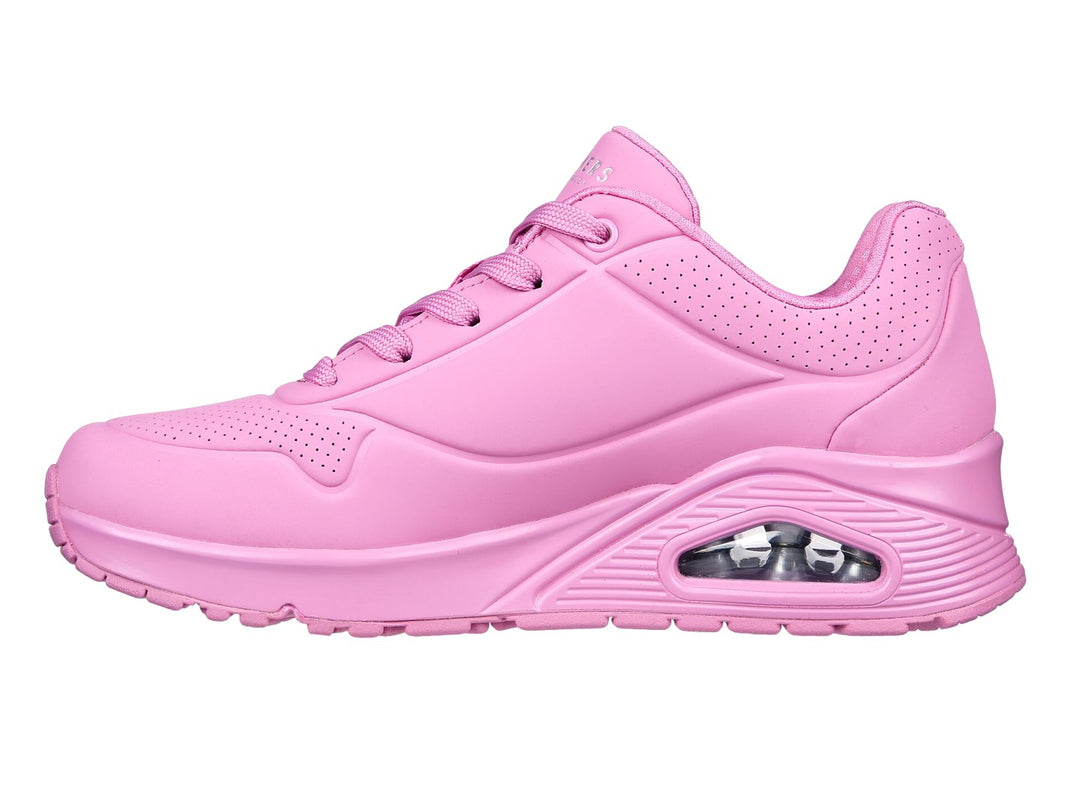 Tenis deportivos Skechers color rosa con cámara de aire en el talón y agujetas.