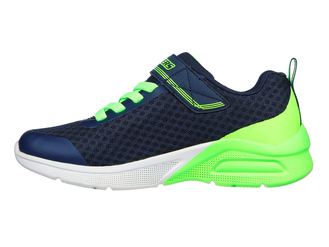 Tenis deportivos Skechers para niño en color azul marino y verde lima con cierre de velcro.