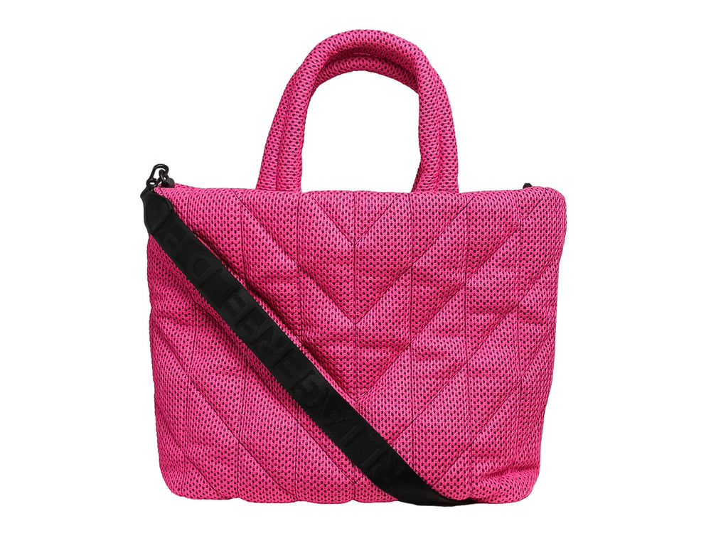 Bolso de mano color fucsia con diseño acolchado y logotipo de Karl Lagerfeld en negro.