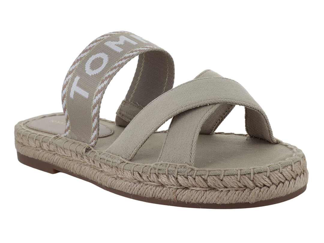 Sandalia Tommy Hilfiger color sandalwood con tiras cruzadas y suela de estilo espadrille.
