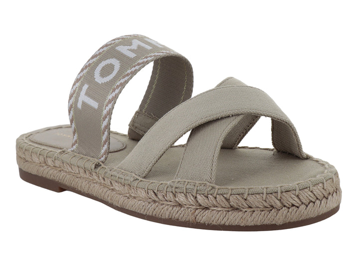 Sandalia Tommy Hilfiger color sandalwood con tiras cruzadas y suela de estilo espadrille.