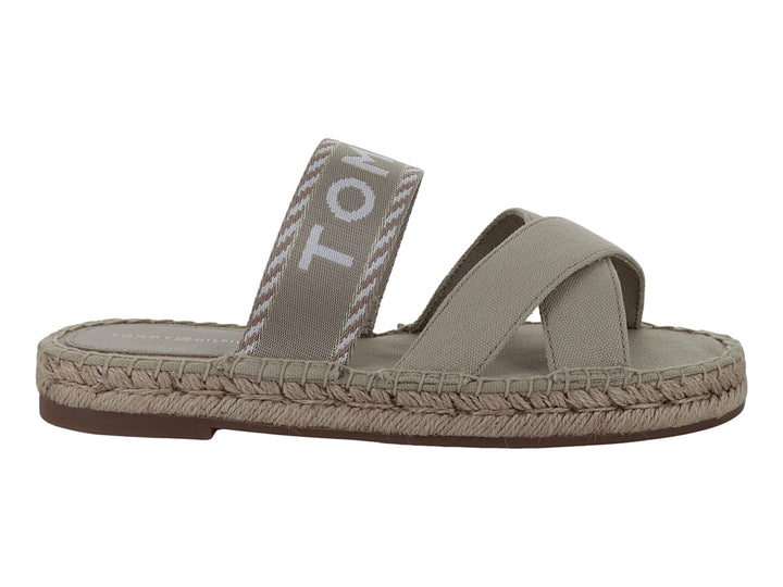 Sandalia Tommy Hilfiger color sandalwood con tiras cruzadas y suela de estilo espadrille.