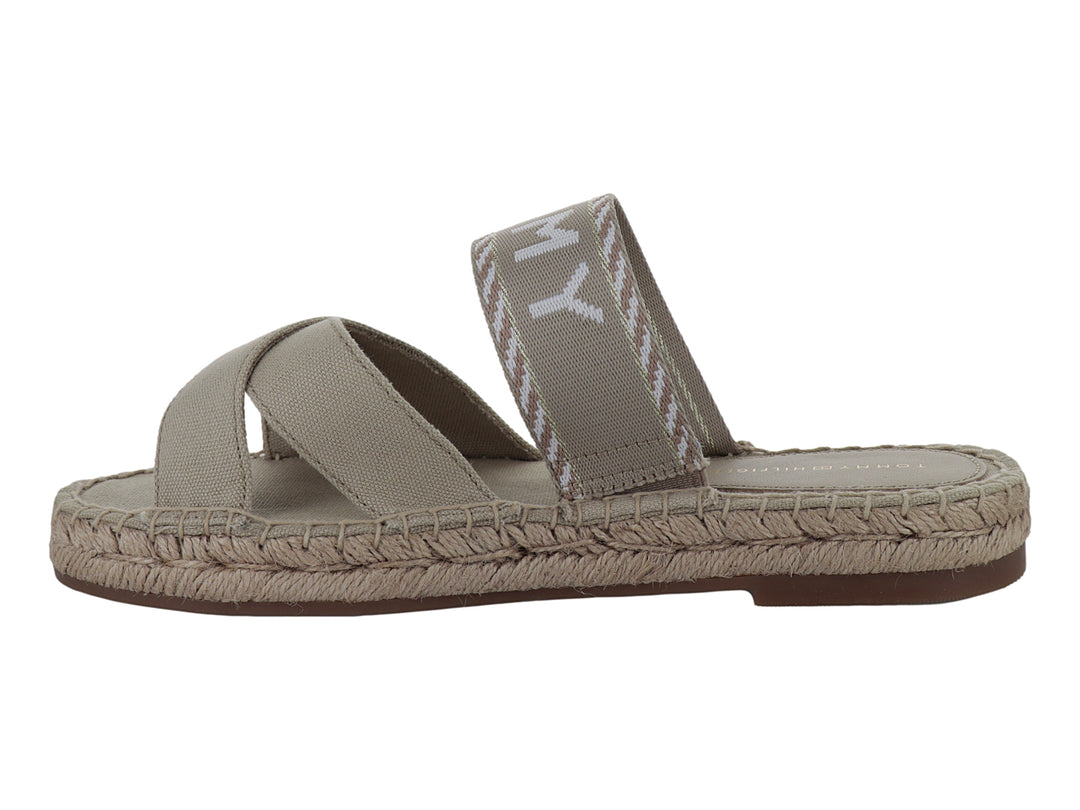 Sandalia Tommy Hilfiger color sandalwood con tiras cruzadas y suela de estilo espadrille.