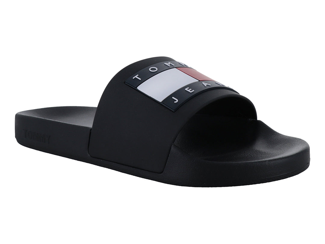 Sandalias casuales color negro marca Tommy Hilfiger para mujer con correa ancha y logo frontal.