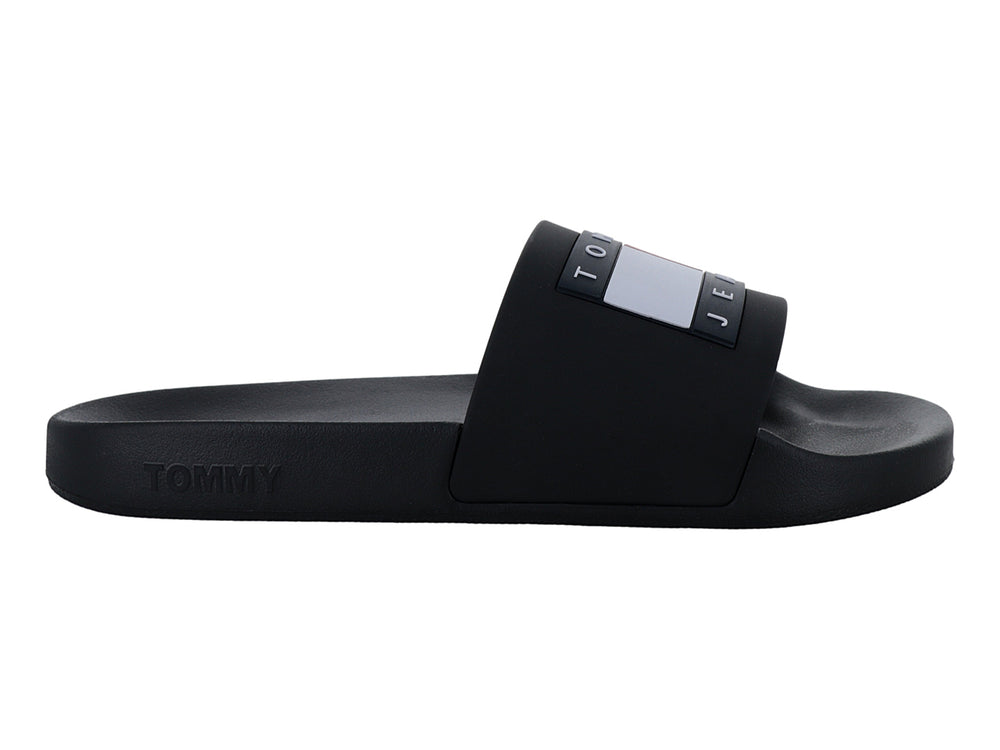Sandalias casuales color negro marca Tommy Hilfiger para mujer con correa ancha y logo frontal.