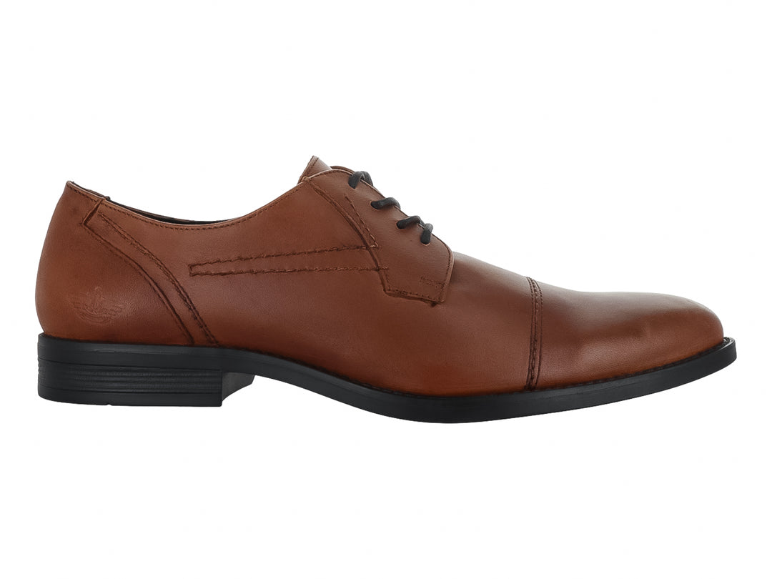 Zapato Dockers color caoba con cordones negros y suela negra para hombre.
