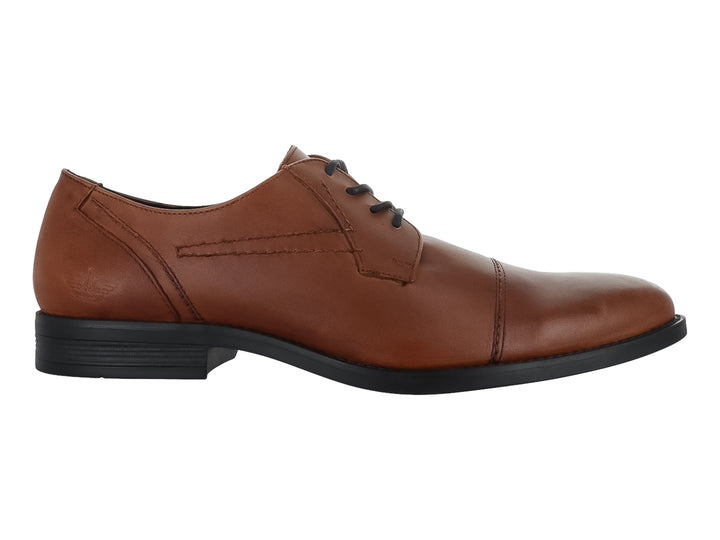 Zapato Dockers color caoba con cordones negros y suela negra para hombre.