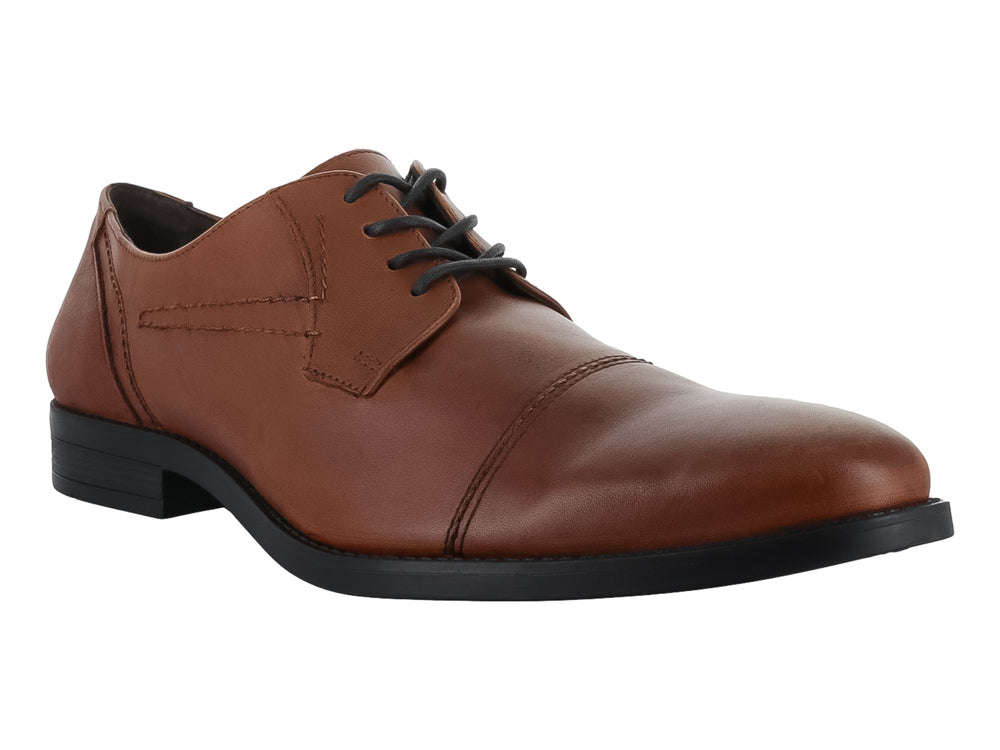 Zapato Dockers color caoba con cordones negros y suela negra para hombre.