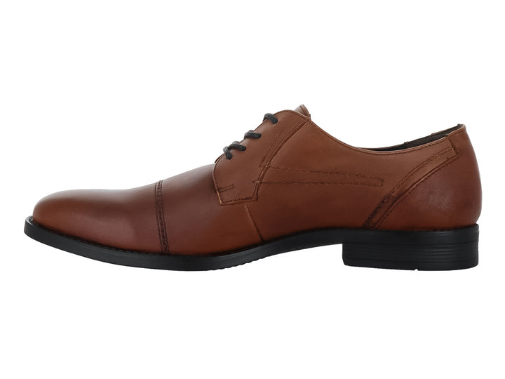 Zapato Dockers color caoba con cordones negros y suela negra para hombre.