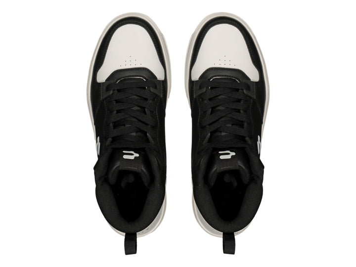 Tenis Charly tipo bota en colores negro y blanco con suela blanca.
