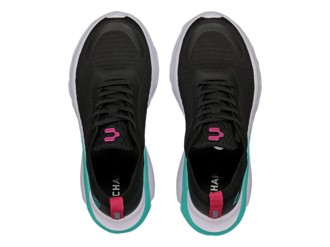 Tenis deportivos Charly en color negro con detalles en turquesa y rosa, suela blanca gruesa.