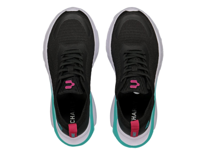 Tenis deportivos Charly en color negro con detalles en turquesa y rosa, suela blanca gruesa.