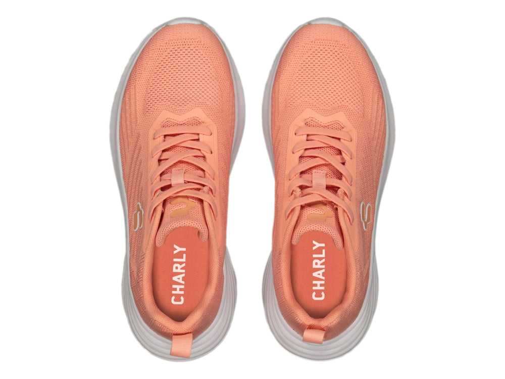 Tenis deportivos Charly en color coral con suela blanca y tejido transpirable.