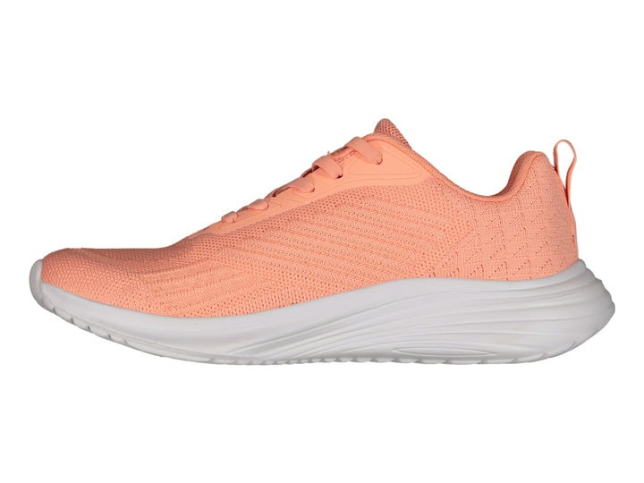 Tenis deportivos Charly en color coral con suela blanca y tejido transpirable.