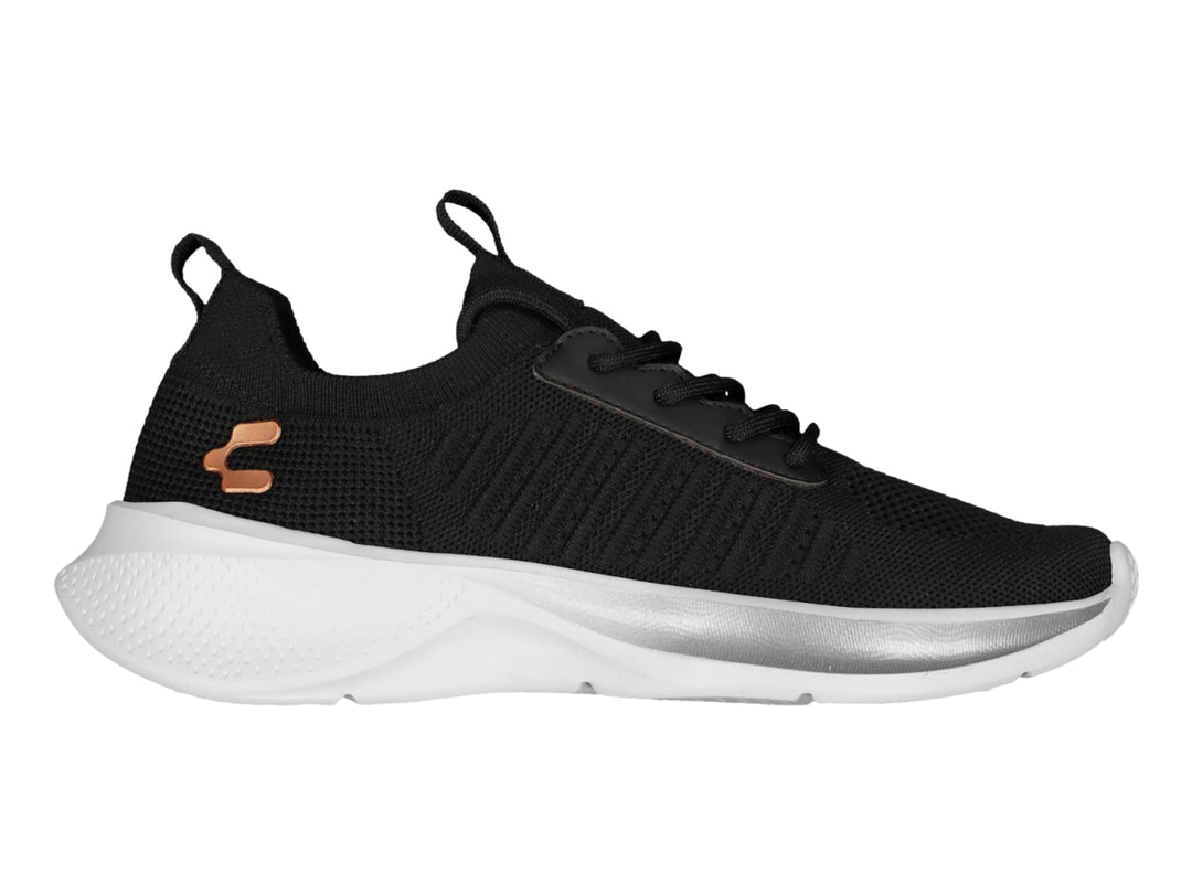 Tenis deportivos Charly color negro con suela blanca y detalles en plata.