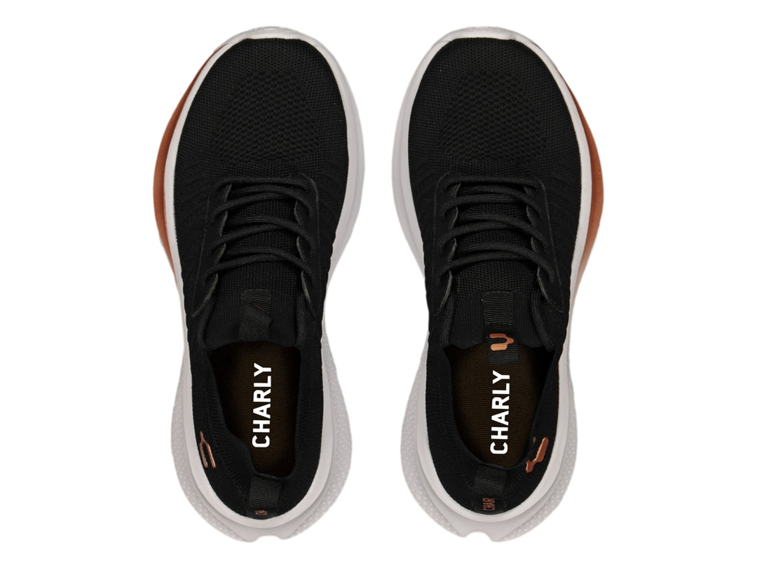 Tenis deportivos Charly color negro con suela blanca y detalles en plata.