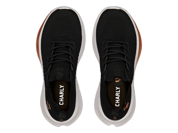 Tenis deportivos Charly color negro con suela blanca y detalles en plata.