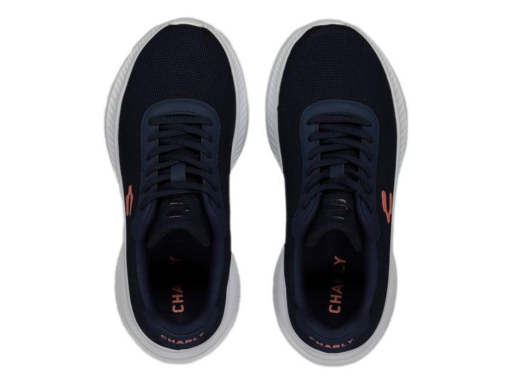 Tenis deportivos Charly en color azul marino con suela blanca y logo naranja lateral.