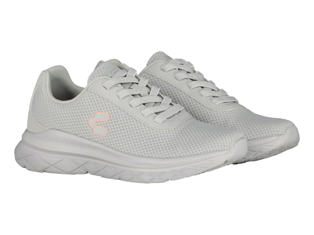 Tenis deportivos Charly de color gris con suela gruesa y tejido de malla.