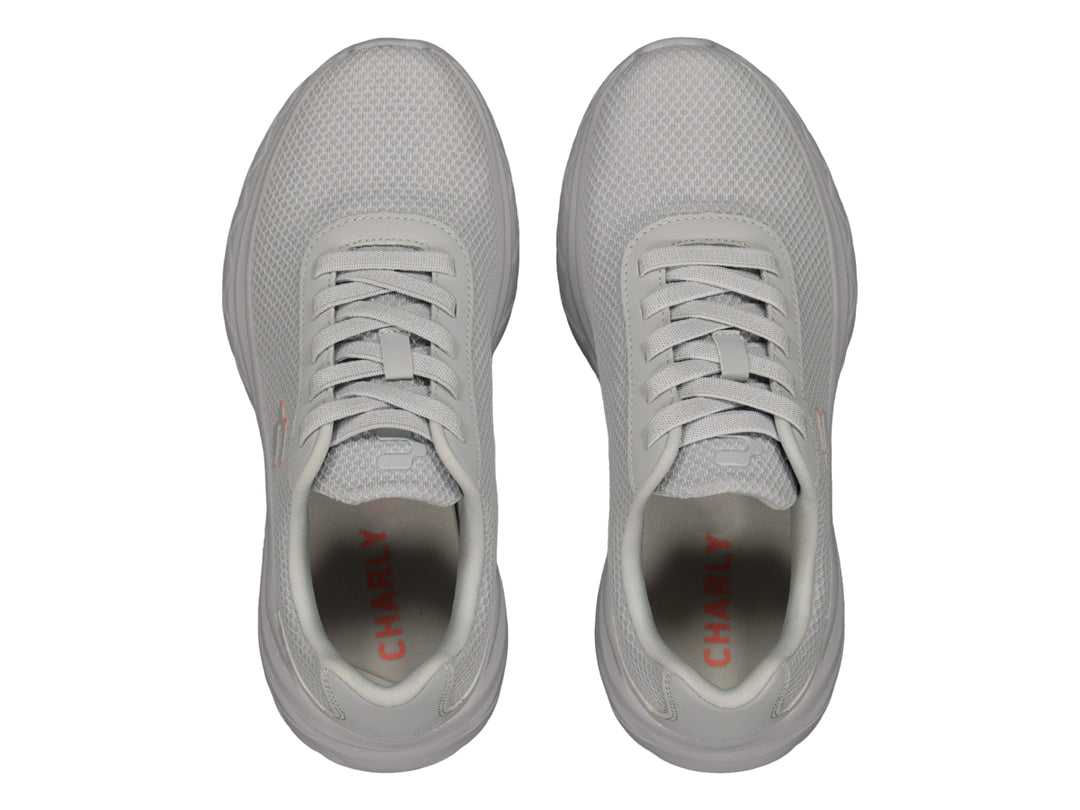 Tenis deportivos Charly de color gris con suela gruesa y tejido de malla.