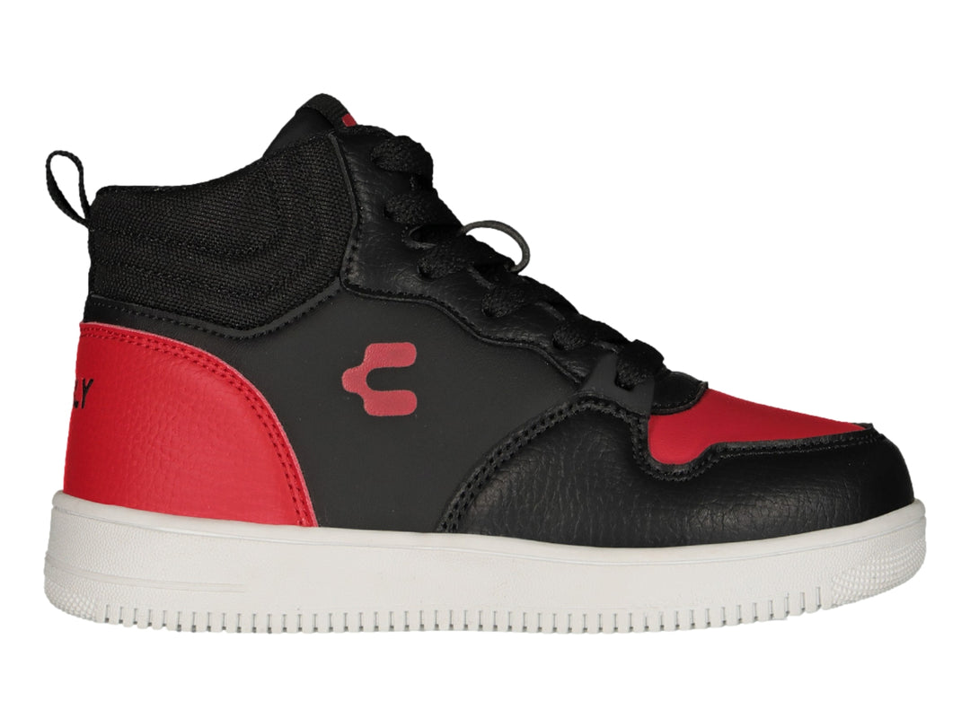 Tenis deportivos Charly de corte alto en colores negro y rojo con suela blanca.