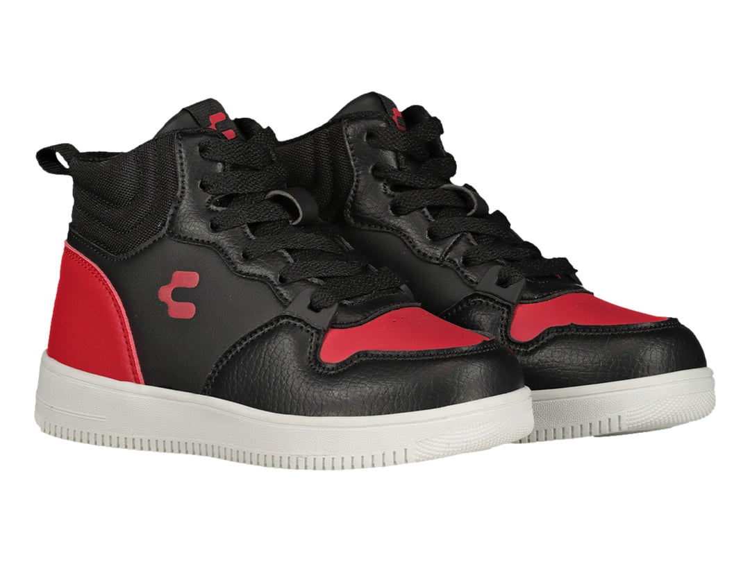 Tenis deportivos Charly de corte alto en colores negro y rojo con suela blanca.