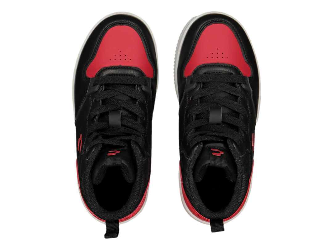 Tenis deportivos Charly de corte alto en colores negro y rojo con suela blanca.