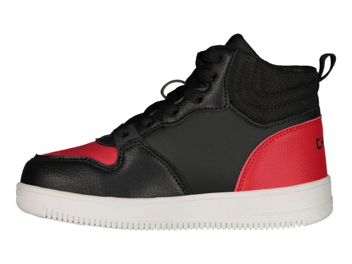 Tenis deportivos Charly de corte alto en colores negro y rojo con suela blanca.