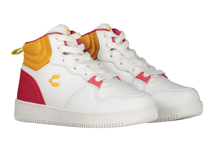 Tenis deportivos Charly de color blanco con detalles en amarillo y rojo, corte medio y suela blanca.