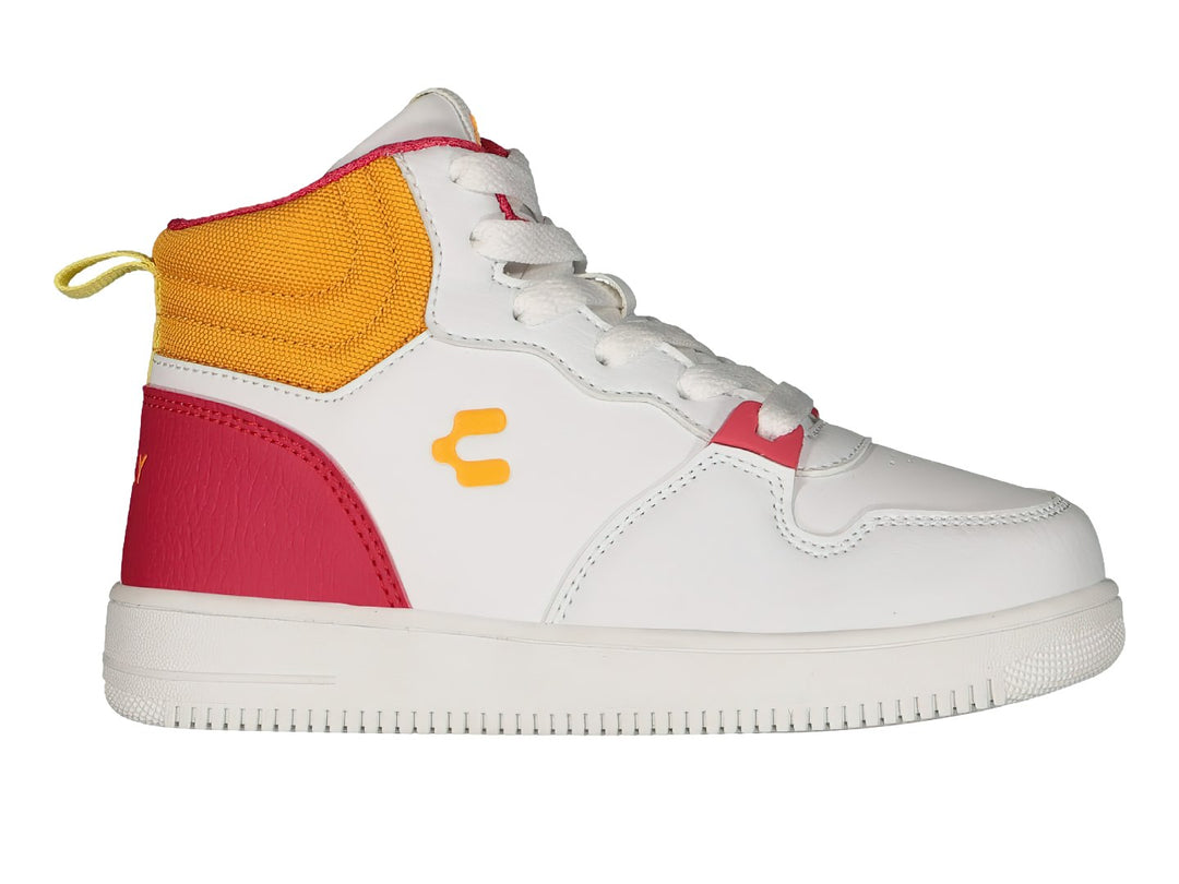 Tenis deportivos Charly de color blanco con detalles en amarillo y rojo, corte medio y suela blanca.