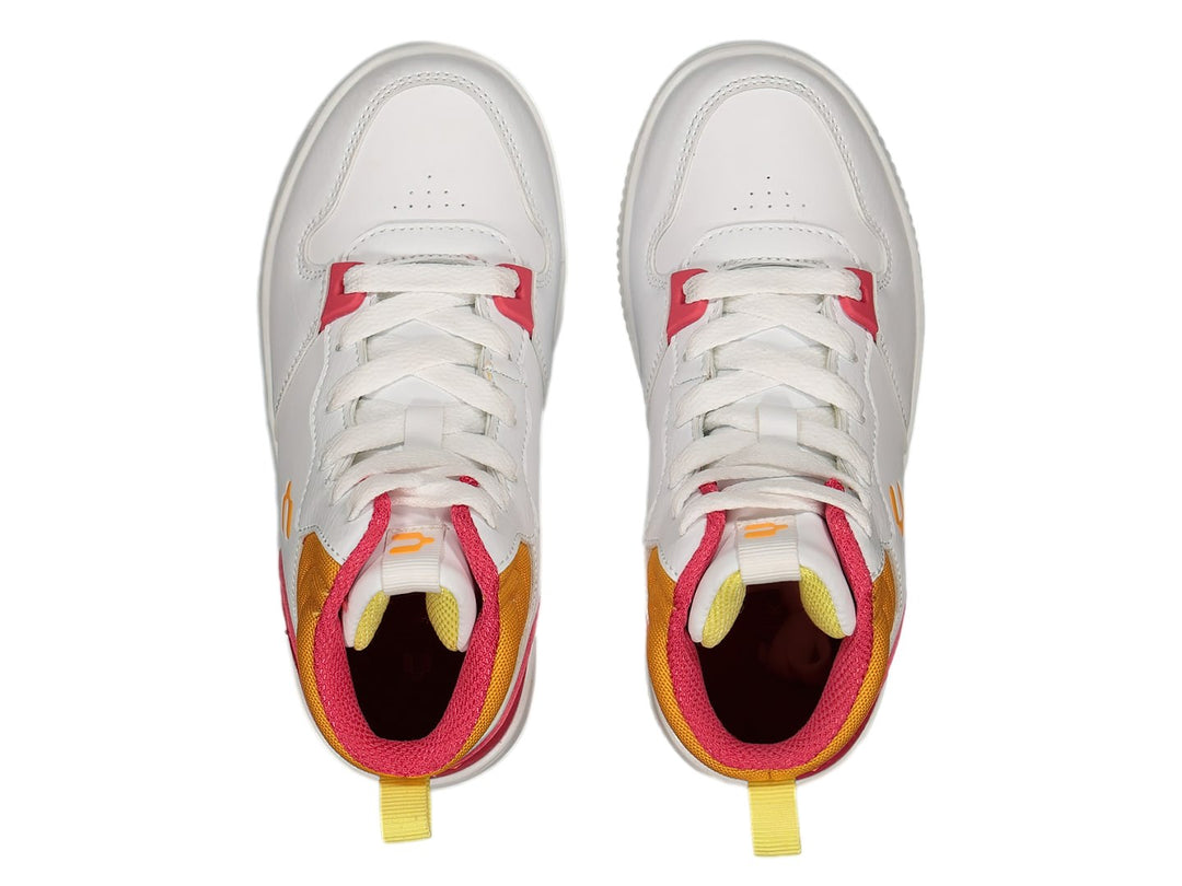 Tenis deportivos Charly de color blanco con detalles en amarillo y rojo, corte medio y suela blanca.