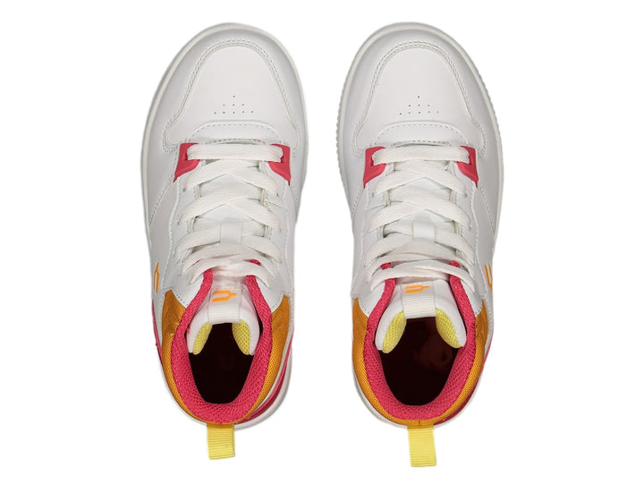 Tenis deportivos Charly de color blanco con detalles en amarillo y rojo, corte medio y suela blanca.