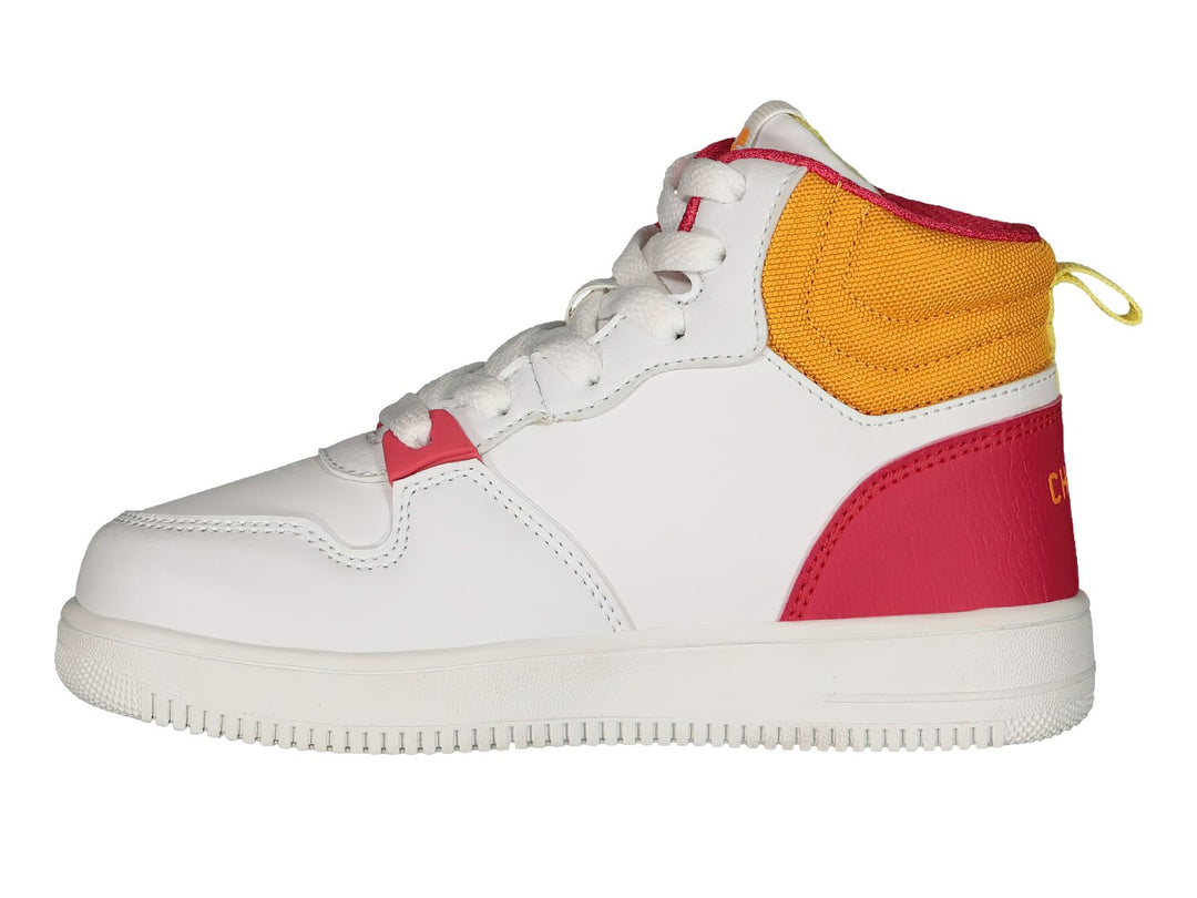 Tenis deportivos Charly de color blanco con detalles en amarillo y rojo, corte medio y suela blanca.