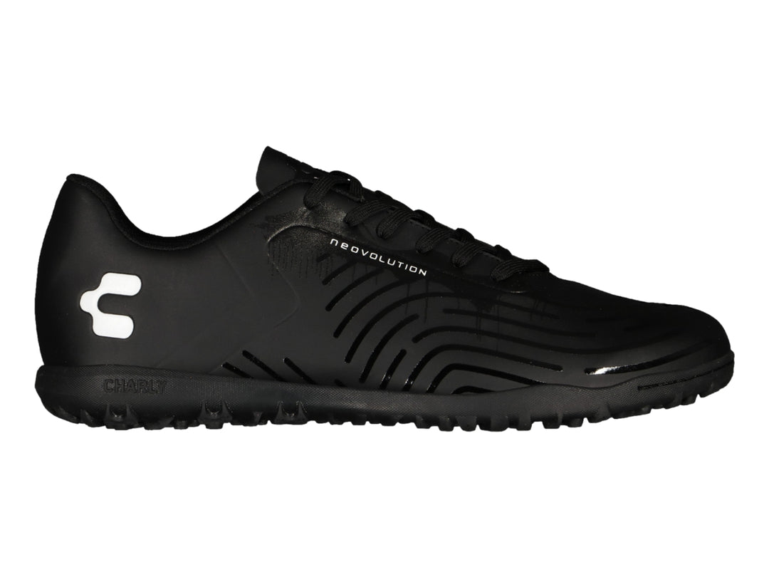 Zapato de fútbol Charly color negro con detalles en relieve y logotipo blanco lateral.