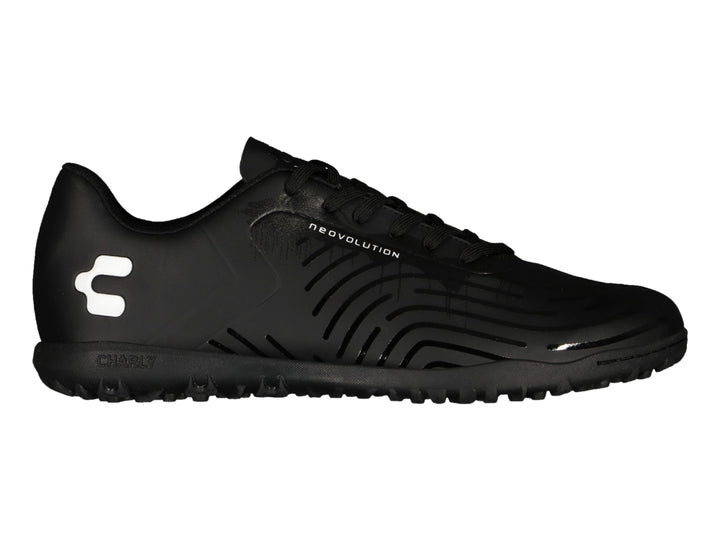 Zapato de fútbol Charly color negro con detalles en relieve y logotipo blanco lateral.