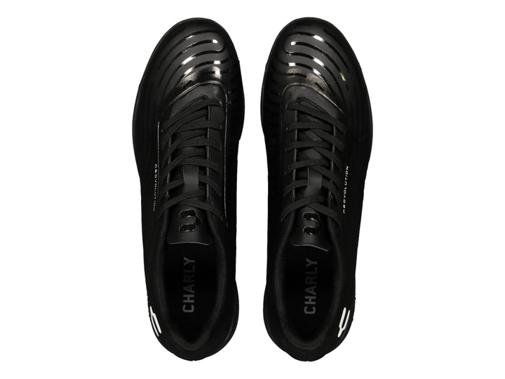 Zapato de fútbol Charly color negro con detalles en relieve y logotipo blanco lateral.